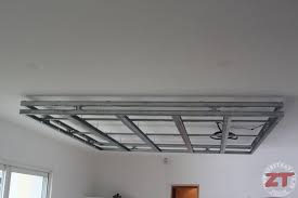Un Tutoriel Zonetravaux Dedie A La Creation D Un Faux Plafond Qui Integre Des Spots Et Un Ruba Decoration Faux Plafond Idees Faux Plafond Salon Design Plafond