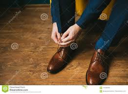 Hallo, bin bei einer hocheit eingeladen und noch nicht ganz sicher ob ich das anziehen kann. Ein Mann Oder Ein Brautigam In Einem Blauen Anzug Bindet Oben Spitzee Auf Braunen Lederschuhe Brogues Auf Einem Holzernen Parkett Stockfoto Bild Von Brogues Spitzee 110766204