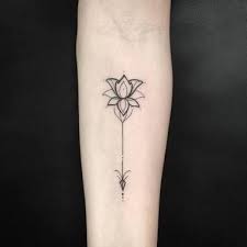 Resultado De Imagem Para Tatuagens Femininas Delicada Pequena Nas Costas Flecha Com Flor De Lotus Tatuagens Femininas Delicadas Tatuagem Tatuagens La mujer negra es tan fuerte y delicada como la madera de la que crece una flor delicada. tatuagens femininas delicadas