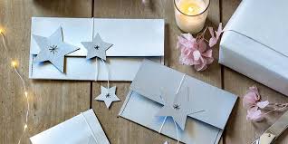 Une enveloppe, en papeterie, est un pliage que l'on peut sceller, destiné à contenir un courrier pour le protéger, notamment des regards indiscrets lors du transport, et sur laquelle on place l'affranchissement. Diy Papeterie Faire Des Enveloppes En Carton Recycle Marie Claire