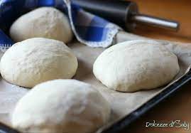 Leggete il nuovo articolo su come convertire ricette con lievito di birra per usare il lievito naturale cliccando qui.da quando ho pubblicato la video ricetta del lievito naturale, mi e' stato chiesto spesso come si modificano le ricette per usare il lievito naturale invece di quello secco o quello di birra. Impasto Per Pizza Con Lievito Madre Secco