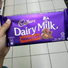Selepas cairkan coklat cadbury, biarkan coklat sejuk sepenuhnya di suhu bilik sebelum dituang ke atas bubble rice. Gambar Coklat Cadbury Baru Gambar Keren Hits