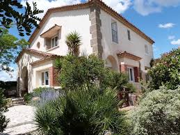 Dans Village Toutes Commodites Et Proche Des Axes Autoroutiers Superbe Renovation Batisse De Caractere Offrant 210 M Grandes Piscines Immobilier Bord De Mer