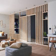 Une Cloison En Tasseaux De Bois Geometrique Pour Completer La Deco Du Salon Separation Salon Cloison Deco Entree Maison