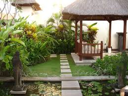 Halaman rumah yang dipenuhi dengan taman bunga dilengkapi gazebo kayu jati minimalis yang bisa menambah keindahan dekorasi. Model Gazebo Minimalis Pada Taman Rumah 12 Properti Purwokerto