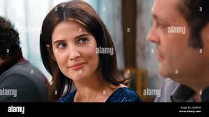 Los Angeles, CA, USA. Vince Vaughn and Cobie Smulders in a scene from the  ©Entertainment One promo for the new movie: Delivery Man (2013). Plot: An  affable underachiever finds out he's fathered