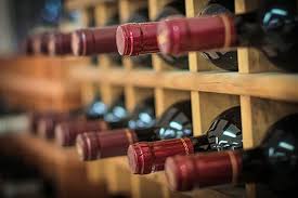 L'idéal est de régler la température de votre appareil entre 10 et 15°c, et de vous y tenir. Comment Se Constituer Une Cave A Vins Les Conseils D Un Expert