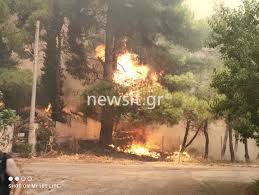 Η φωτιά είναι προς την δική μας την πλευρά και έχει φτάσει στη λεωφ. Sbxewpyx0s27om