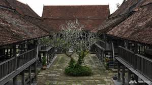 Traditional house with courtyard in middle. Mnvmab2hiwprcm