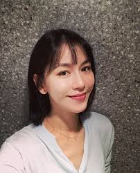 昨天洗完澡準備要睡覺的時候， 我老公看了我一眼說， 妳去剪頭髮哦？ 我說對啊！ 原來～他還是有在注意我的😍 @cre.a_hair_salon  #miumiu