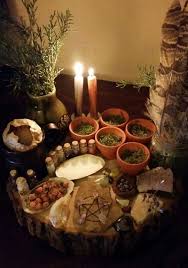 Decorative Rocks Ideas Earth Witch Earth Witch Altar Maison De Sorciere Autel Wiccan Sorciere Verte