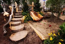Spielplatz Fur Kinder Aus Holz Selber Bauen Im Garten Hinterhof Spielplatz Landschaftsbau Ideen Landschaftsbau