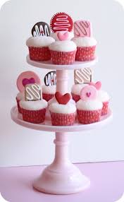 The most common royal icing decorations material is metal. How Do You Store Royal Icing And How Long Can You Keep It Sweetopia