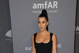 The reality star is dating blink 182 drummer travis barker, a source close to the kardashian family told hollywoodlife exlusively. Kourtney Kardashian Romancing Travis Barker