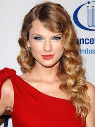 Taylor Swift&#39;s Curls Secret: No Blowdryer Allowed! - taylor-swift-300x400