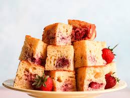 Prajitura cu fructe si iaurt. Prajitura Umeda Cu Iaurt Si Capsuni