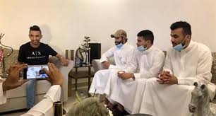 خالد الزيلعي يتسلم فيلا سكنية جديدة ونجوم النصر في زيارته صور وفيديو Lab Coat