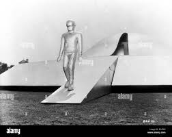 1951, Film Title: DAY THE EARTH STOOD STILL, Director: ROBERT WISE, Studio:  FOX, Pictured: 1951, ALIENS (GOOD), ROBOTS-ANDROIDS-CYBORGS-CLONES, SCI-FI,  VESSEL, WOMB LIKE, UFO, SPACE SHIP, ROBOT, ARRIVING. (Credit Image: SNAP  Stock Photo -