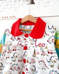 Bata Escolar Dinos Babis Para Guarderia Y Batas Infantiles Para El Colegio Confeccion Bajo Pedido Con Originales Babis Escolares Batas Uniformes Escolares