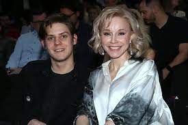 21 791 tykkäystä · 365 puhuu tästä. Pavel Tabakov Vpervye Prishel Na Vecherinku S Novoj Vozlyublennoj I S Mamoj Marinoj Zudinoj