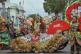 Semua cowok yang pernah muda pasti merasakan bagaimana rasanya ketika menggunakan baju modern. 20 Ide Model Baju Karnaval Modern Maria Space