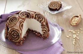 Unite poi i semi della bacca di vaniglia 1 e un pizzico di sale 2.iniziate a montare il tutto e quando le uova saranno diventate schiumose aggiungete lo zucchero lentamente 3. Torta Gelato Con Girelle O Zuccotto Gelato Super Veloce