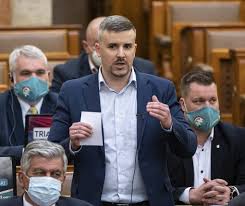 Hallgatjuk önt, és nem tudjuk, hogy sírjunk, vagy nevessünk: Jozan Paraszti Esszel