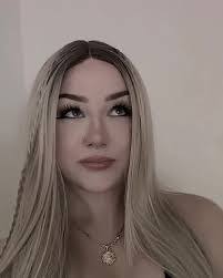 Lena Dillon's Instagram, Twitter & Facebook