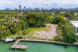 Pablo's mansion was abandoned in 1993 when his empire came to an end. Pablo Escobar S Former Miami Estate Asks 15 9 Million Mansion Global