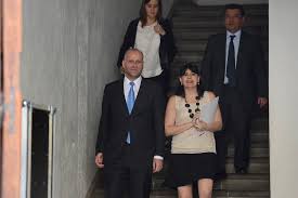 Sus padres son el lobo llamado tuerto, líder de una manada que se ha dispersado luego de ser repelidos por un grupo de humanos. Ministro Alvaro Elizalde Junto A La Ministra Del Trabajo Javiera Blanco Flickr