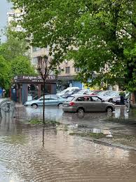 Улицы превратились в реки, машины по окна в воде (видео) 10:40, 17.06.21 погода 1 мин. V Kieve Posle Livnya Na Doroge Zatopilo Mashiny Ukrainskaya Pravda