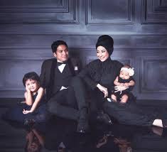 Tidak ada salahnya meminta bantuan orang di sekitar jika sudah mulai kewalahan dalam melakukan pekerjaan. Kompaknya Foto Keluarga Ala 15 Artis Ini Bisa Jadi Inspirasi