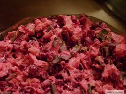 1 piept mare de pui, 500 gr ciuperci albe proaspete, cativa catei usturoi, maioneza de casa, piper, sare. SalatÄ Din Piept De Pui SfeclÄ Rosie Si CeapÄ Verde Betty S Kitchen