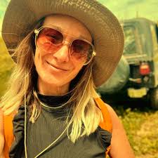 Nagdugang si Carrie Ann Pinson...