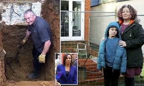 Dame kelly holmes dbe is a retired british middle distance athlete. Dame Kelly Holmes Chases Rogue Builder For Cash After He Scammed Olympic Gold Medallist And Others Daily Mail Online