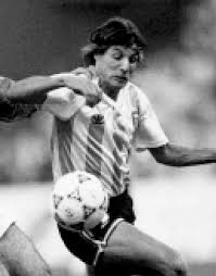 Após reanimação cardiorrespiratória, ele foi retirado de campo e o jogo foi temporariamente suspenso. Copa Rei Fahd 1992 Historia E Resultados Setimo Volume