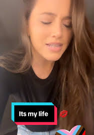 Kelly Pye's Instagram, Twitter & Facebook