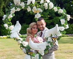 Nun könnt ihr bei eventsofa unter einer großen zahl erstklassiger locations auswählen und nach dem suchen, was für. Weisse Hochzeitstauben Weisse Tauben Weisse Hochzeit Hochzeitsgeschenk Munchen Umgebung Heiraten Geschenk Hochzeitstaube Zahme