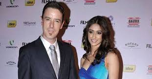Ileana dcruz is the talented and very popular film actress who appears mainly in her father's name is ronaldo d'cruz, he is a mechanical draftsman, and whereas her mother's name is samira d'cruz. Never Been Friends With Any Of My Exes Ileana D Cruz Ileana D Cruz Rustom Akshay Kumar Movie Entertainment News Movie News Film News