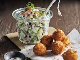 Handkas Ballchen Mit Gurken Salat Rezept Rezepte Herzhafte Speisen Lebensmittel Essen