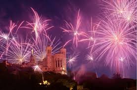 Vous avez l'embarras du choix sur des fusées , des fumigènes , des chandelles , des lanternes volantes , des accessoires pour artificiers , et même des pétards pour majeur ou pour mineur ! 14 Juillet A Lyon Le Feu D Artifice Maintenu A 22h30 Les Bals Populaires Des Quais De Saone Annules