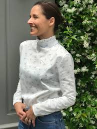 Brassee De Fleurs Pour Dahlia De Printemps Et Son Tuto Video Maison Fauve En 2020 Patron De Couture Blouse Blouse Boutons Recouverts