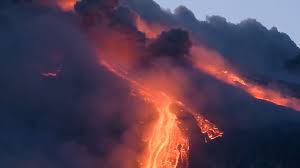 As the eruption began to subside around 7pm, lava could still be seen pouring down etna's slopes, while the massive ash column took on a reddish glow in the setting evening sun. L Etna In Eruzione Incanta La Sicilia E Il Mondo Foto E Video Dal Web Normanno Com