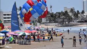 Image result for turistas en playas de mazatlan
