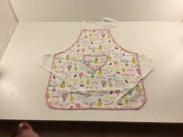 Les Enfants Aiment Faire Des Activites Qui Salissent Les Vetements Dans La Cuisine Ou D Autres Activites L Tablier Enfant Coudre Des Tabliers Tablier Cuisine