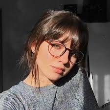 Frisuren durchgestuft mittellang via everilda.com. Pin Von Emma Auf Friseur In 2020 Pony Frisur Brille Frisuren Lange Haare Brille Frisur Lange Haare Pony