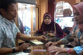 Hal ini dikarenakan harga emas 1 gram yang tidak tetap dalam kurun waktu beberapa jam saja dapat berubah menyesuaikan dengan. Harga Emas Turun Rp20 Ribu Di Pariaman Antara Sumbar
