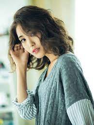 ゆるふわボブのヘアカタログ 黒髪ボブに丸顔カバー 大人可愛いボブスタイル21選 美的 com ミディアム パーマ 強め ミディアム パーマ 40代 ヘアスタイル セミロング