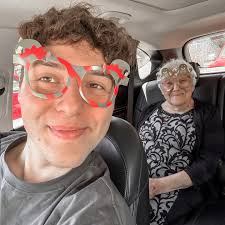 Feliz Navidad 🎄familia, no han sido días fáciles la verdad, mi abuelita  día a día está más y más abuelita, tiene 92 añitos y ya no recuerda muchas  de las cositas que