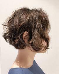 ショートヘアのパーマ30選 ショートボブ 前下がり くせ毛 ゆるふわ belcy パーマヘアの女の子 ボブ パーマ 40代 前下がりボブ パーマ
